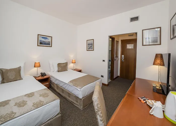 Hotel Garni Le Petit Piaf 3*